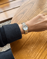 ساعة باللون المكس الابيض