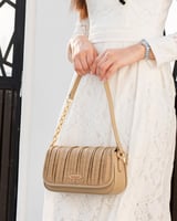 شنطة وسط باللون بيج غامق