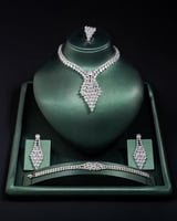 طقم سهرات يعكس توازنًا مثاليًا بين الفخامة والاناق...