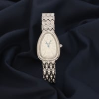 ساعة نسائية باللون الفضي