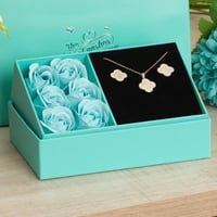 طقم نسائي خلاب باللون الذهبي