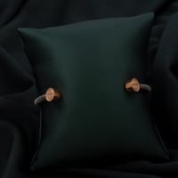 اسوارة نسائية باللون الفضي