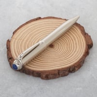 لإطلالة مفعمة بالحيوية والأناقة قلم مميز باللون ال...