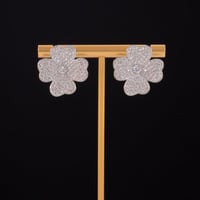 حلق نسائي صمم من اجلك فصوص زركون