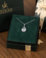 تعليقه بأسلوب راقٍ لا يخبو بريقه