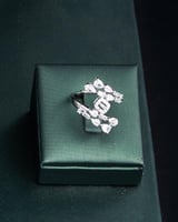 طقم سهرات براق متتناغم باللون الفضي