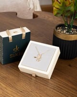 ترمز هذه التعليقه الأنيقه إلى الحب البدي