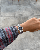 ساعة باللون الفضي الازرق