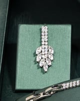 طقم بتصميم أنيق مستوحى من شكل الزهور باللون الفضي