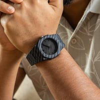 ساعة كربون فايبر باللون الاسود