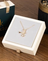 ترمز هذه التعليقه الأنيقه إلى الحب البدي