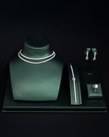 طقم يمنح إطلالتك الحضور الملفت باللون الفضي