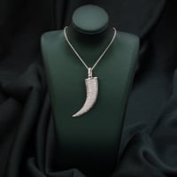 ترمز هذه التعليقه الأنيقه إلى الحب البدي