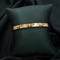 اسوارة باللون الذهبي