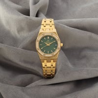 ساعة نسائية باللون الذهبي