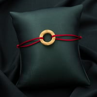 اسوارة نسائية باللون الأحمر