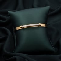 اسوارة نسائية باللون الذهبي