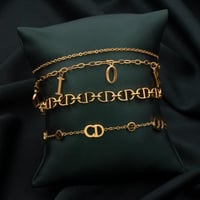 طقم أساور باللون الذهبي