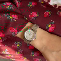 ساعة نسائية بسير حصير ملفت باللون الفضي ميناء فضي