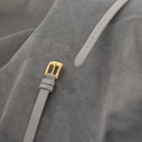 الساعة الجلد النسائية ذات التفاصيل المميزة لإطلالة...