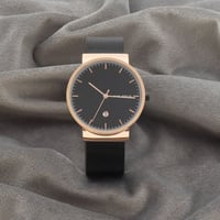 ساعة رجالية باللون الأسود