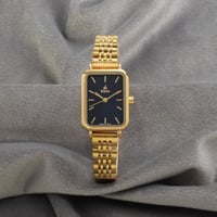 ساعة نسائية باللون الذهبي