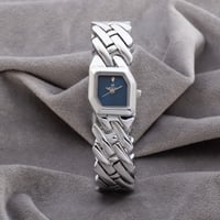 ساعة نسائية باللون الفضي ميناء ازرق