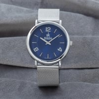 كل رجل عصري يهتم بتفاصيل إطلالته وتفرده لحضور ملفت...