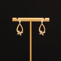 حلق نسائي جميل وهادئ