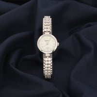 ساعة نسائية باللون الفضي