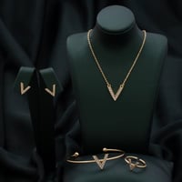 طقم أطفال باللون الذهبي