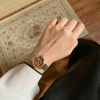 ساعة نسائية باللونين الفضي والذهبي