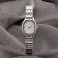 ساعة نسائية باللون الفضي