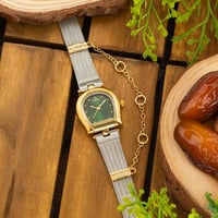 ساعة نسائية باللونين الذهبي والفضي ميناء اخضر