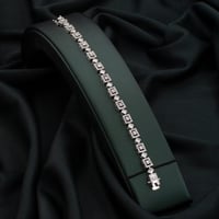 اسوارة نسائية باللون الفضي