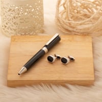 قلم وكبك بتصميم كلاسيك ورسمي باللون الفضي والاسود