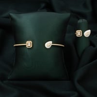 تتميز الإسوره بتصميمها المتناغم الذي يلتف على معصم...