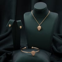 طقم أطفال باللون الذهبي