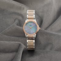 ساعة نسائية باللونين الفضي والنحاسي