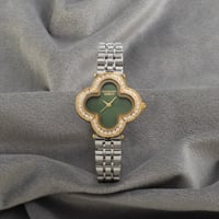 ساعة نسائية باللون الفضي