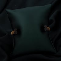 اسوارة نسائية باللون الذهبي