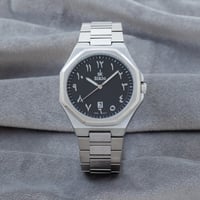 كل رجل عصري يهتم بتفاصيل إطلالته وتفرده لحضور ملفت...