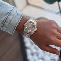 الساعة التي تميزك بحضور أنيق و عصري باللون الفضي و...