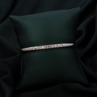 اسوارة نسائية باللون الفضي