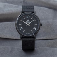 كل رجل عصري يهتم بتفاصيل إطلالته وتفرده لحضور ملفت...