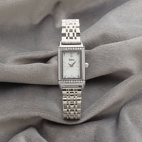 ساعة نسائية باللون الفضي