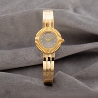 ساعة نسائية باللون الذهبي