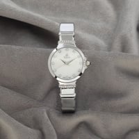 ساعة نسائية باللون الفضي