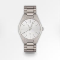 ساعة رجالية باللون الفضي