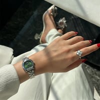 ساعة نسائية باللون الفضي ميناء أخضر